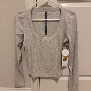Vuori Women's Long Sleeve Pose Scoop Tee size L white heather grey color